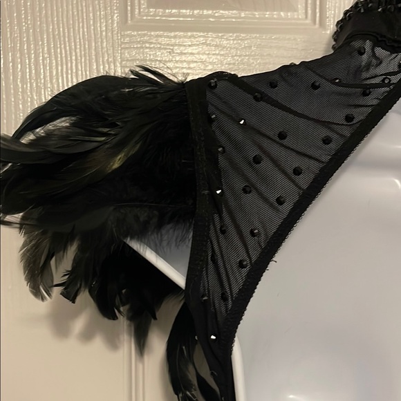 Glamour Black Feathered Costume - Picture 10 of 14